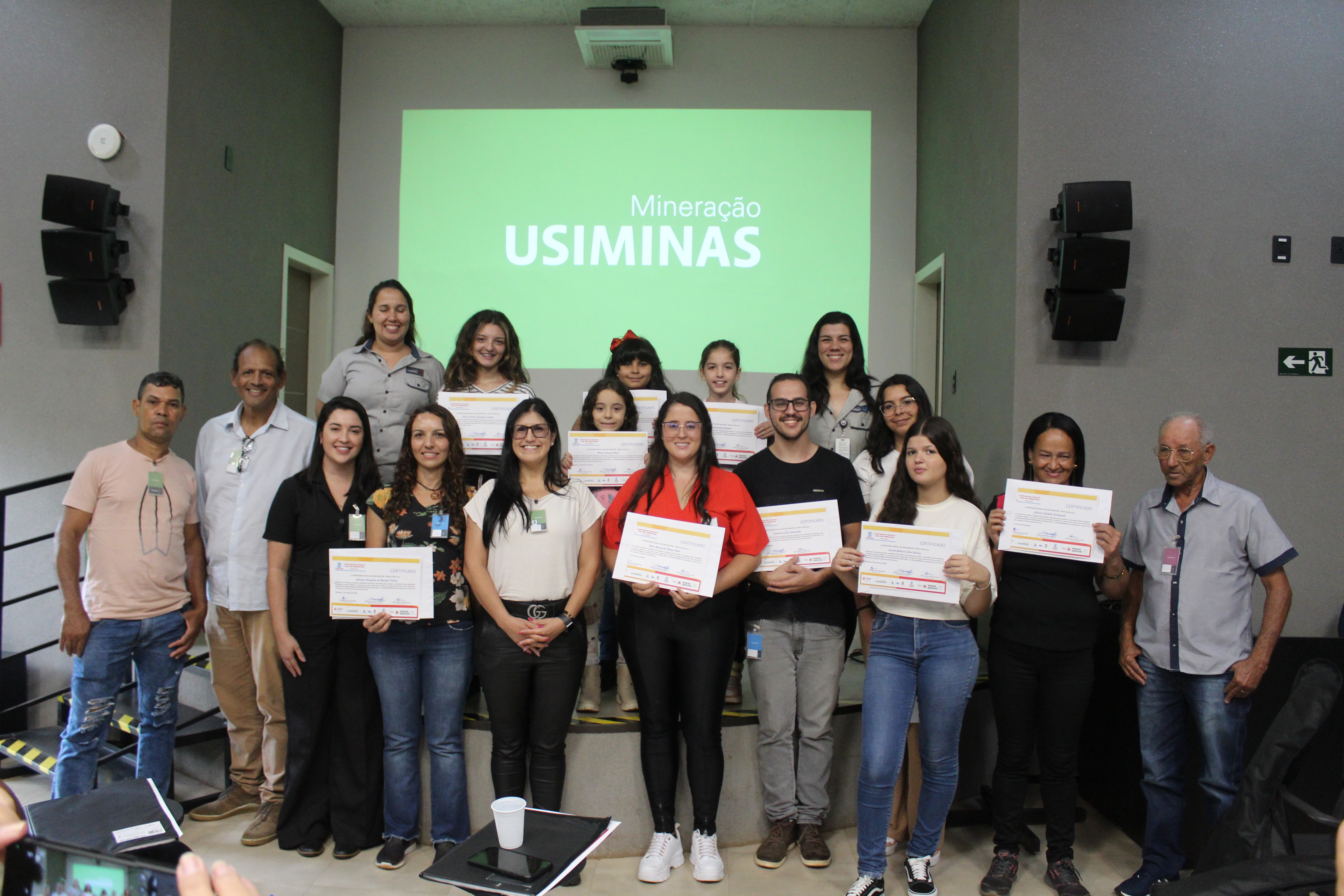 Em cerimônia realizada na sede da Mineração Usiminas, os participantes do projeto receberam o certificado de conclusão das atividades