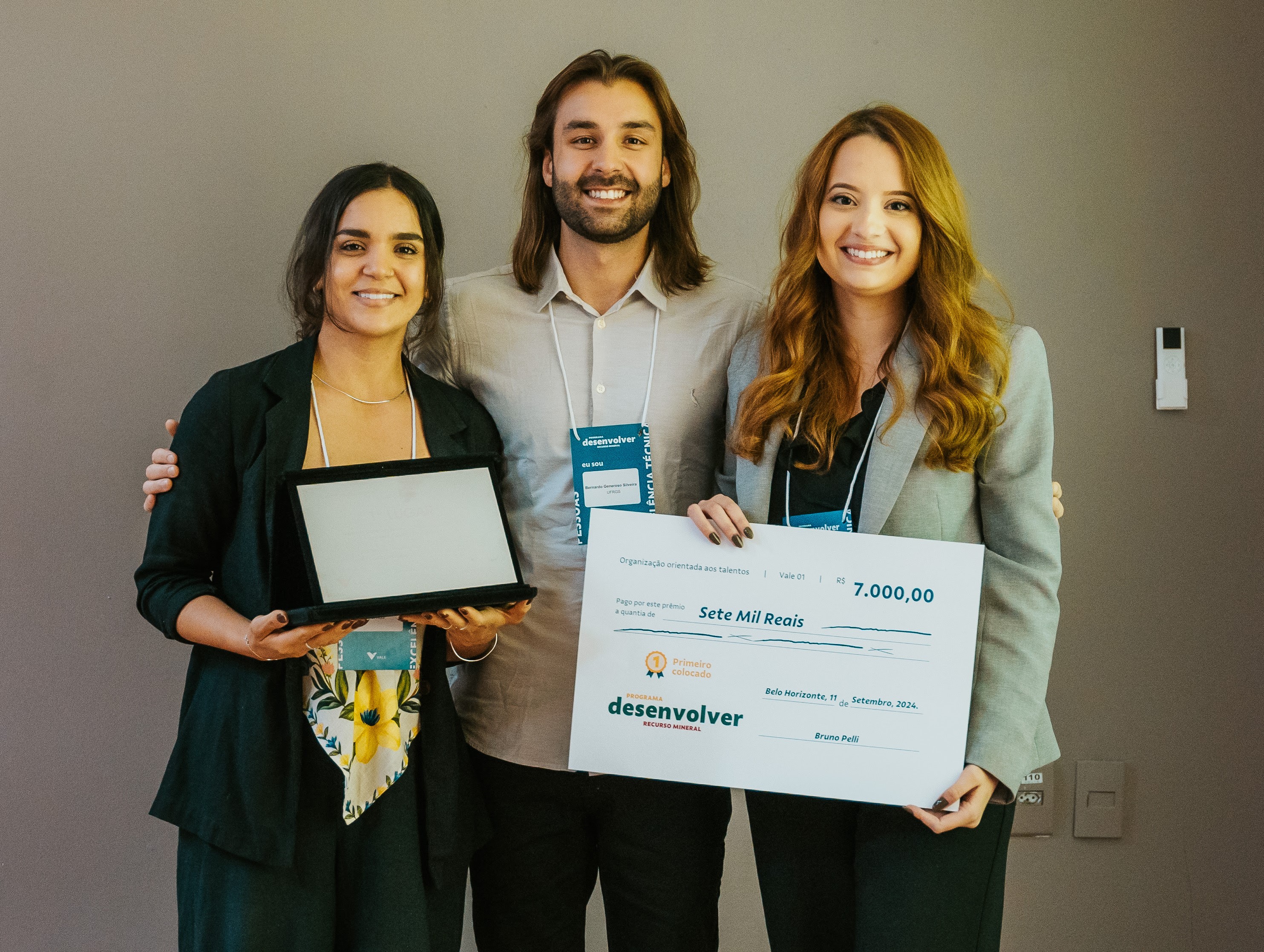 O grupo que venceu o desafio do Programa Desenvolver, formado por Camila Brighenti e Bernardo Generoso, mestrandos em geologia pela UFRGS (esquerda), e Heloísa Luzzi, mestranda em geologia pela Unicamp, foi o que trouxe a abordagem mais completa e com as melhores justificativas para as decisões tomadas no processo. Créditos: divulgação Vale