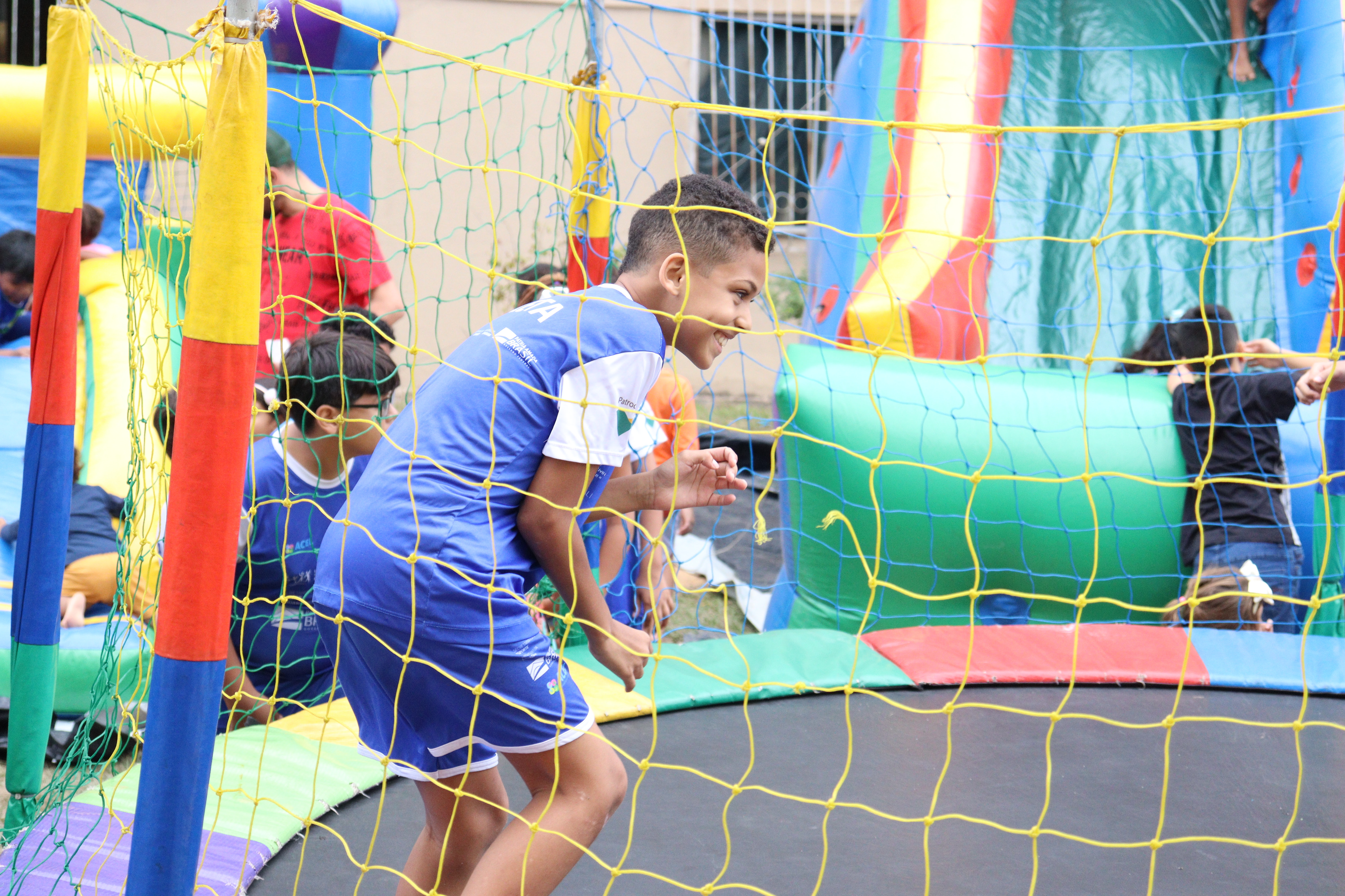 Criança brincando durante confraternização em espaço recreativo criado pela construtora Ipê. Créditos: Thiago Peruch Alves Gama.