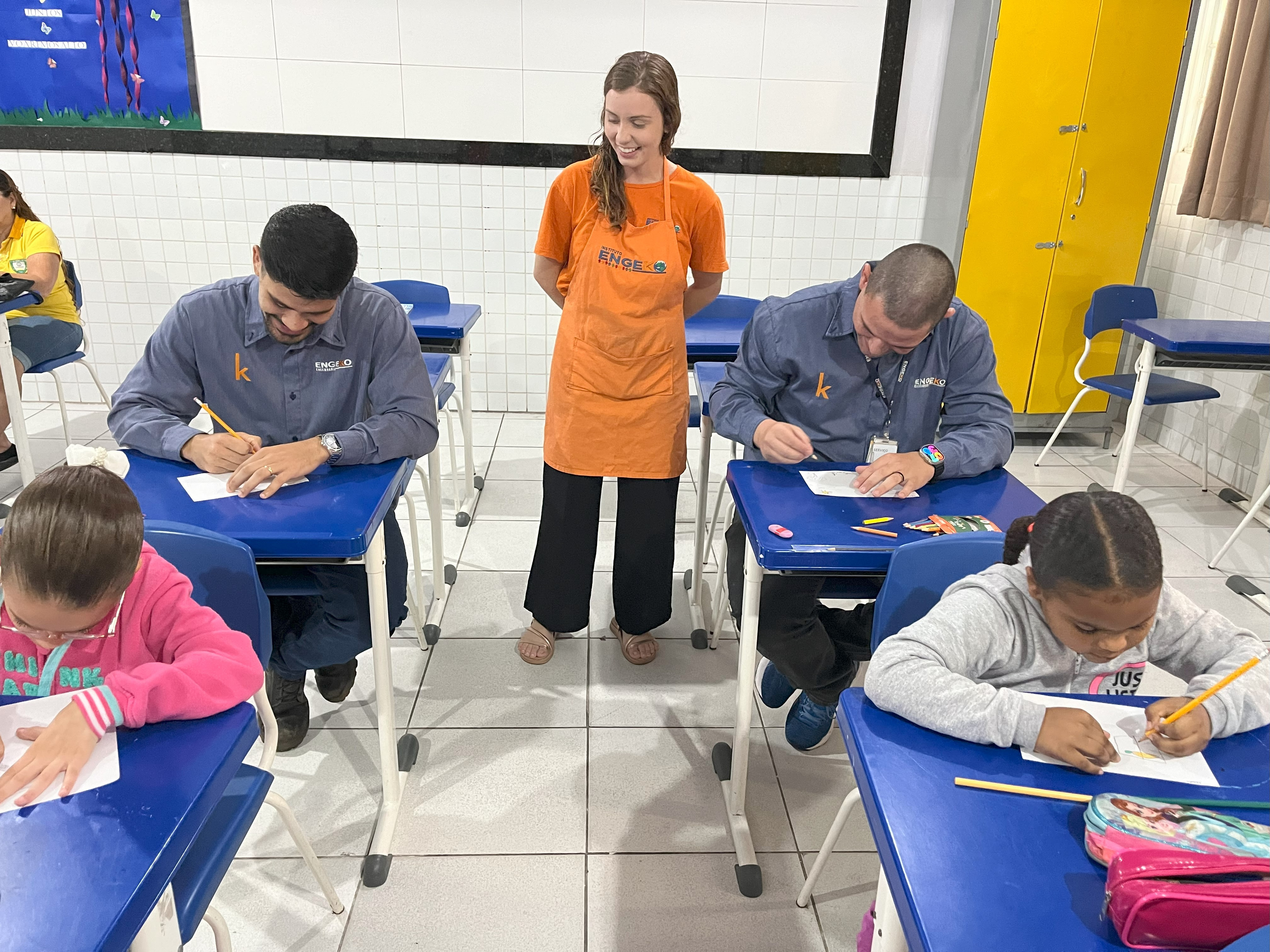 Colaboradores da Engeko Engenharia participando de aula de Inteligência Emocional da E.M.E.F Professora Maria Magdalena Pisa. Créditos: Sara Alves.