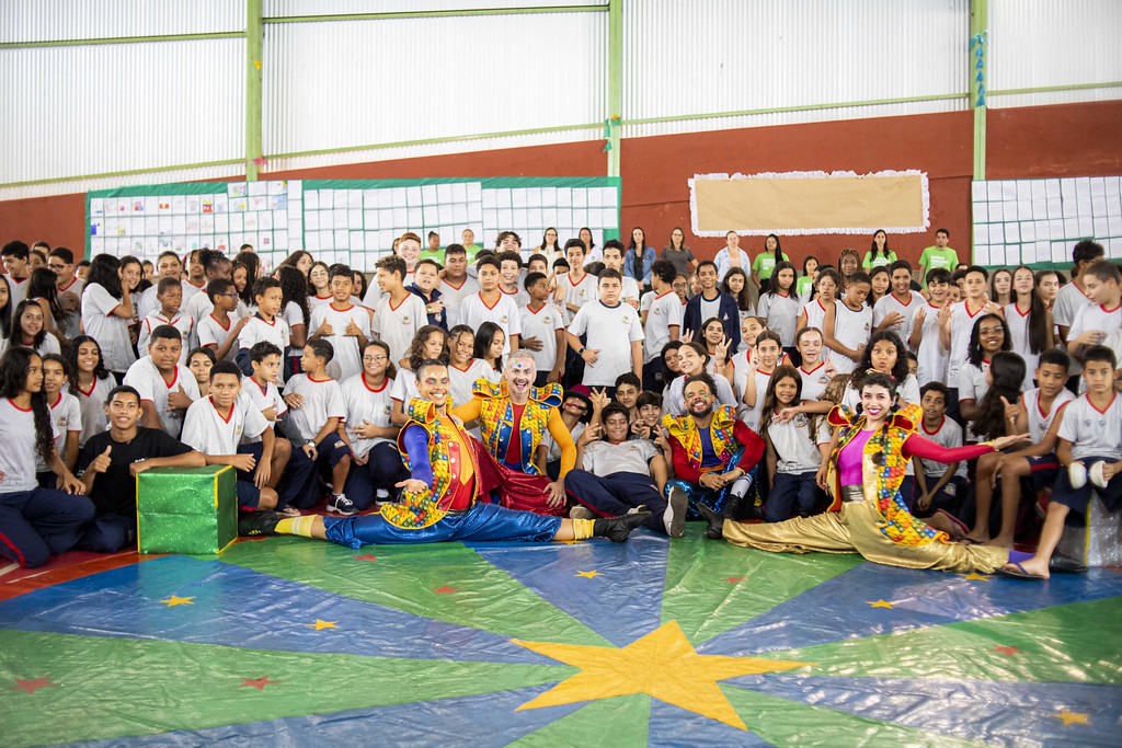 Programa Escola Parceira premia vencedores de concurso com notebooks