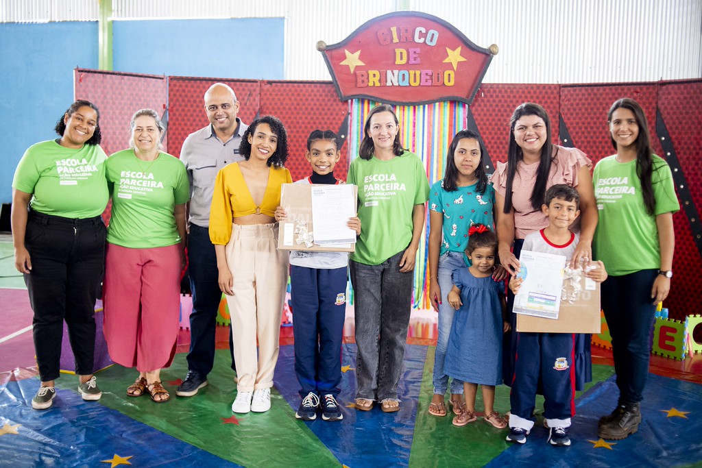 rograma Escola Parceira premia vencedores de concurso com notebooks