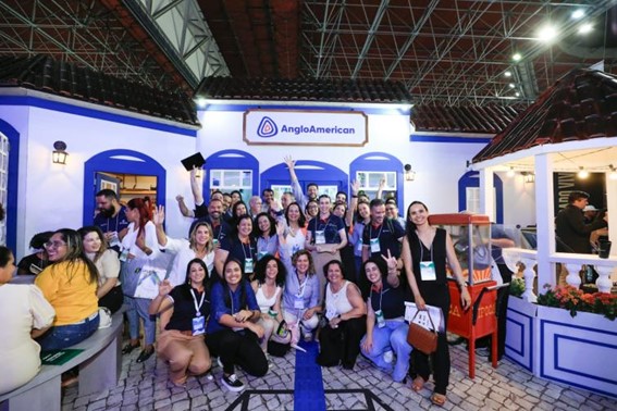 Equipe da Anglo American celebra o prêmio de Melhor Estande da Exposibram 2024, que representava uma praça do interior