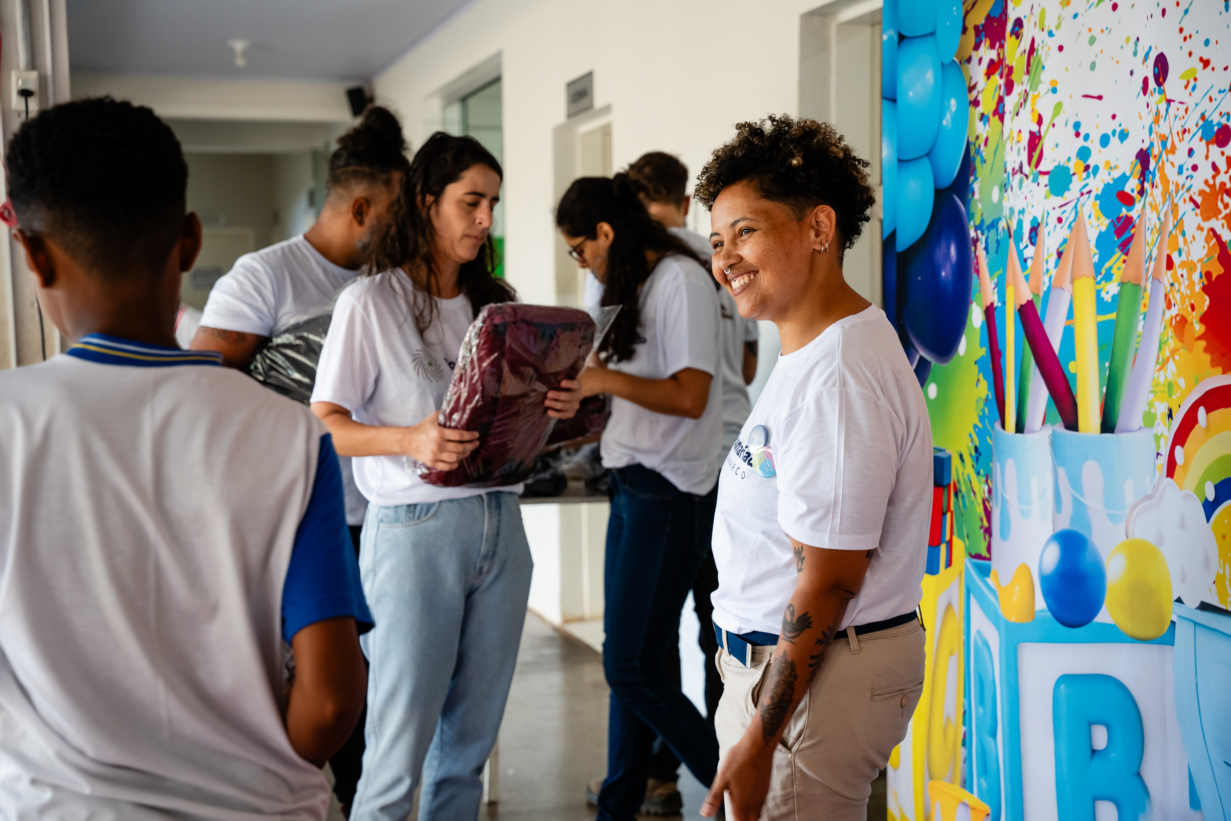 Samarco faz a entrega de kit escolar para estudantes de comunidades vizinhas em Minas e no Espírito Santo