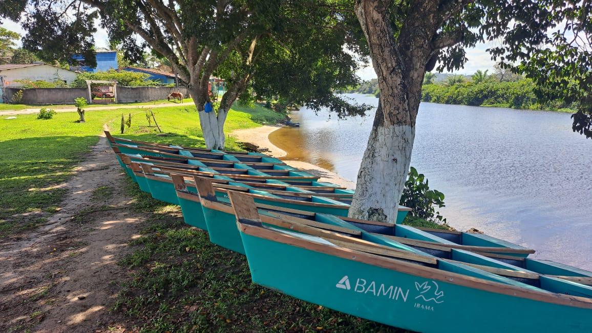 BAMIN entrega canoas sustentáveis a famílias de pescadores de Sambaituba, em Ilhéus