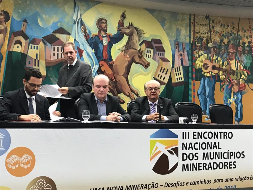 Mineradoras, municípios mineradores e entidades empresariais firmam acordo para pensar o Futuro das Cidades Mineradoras