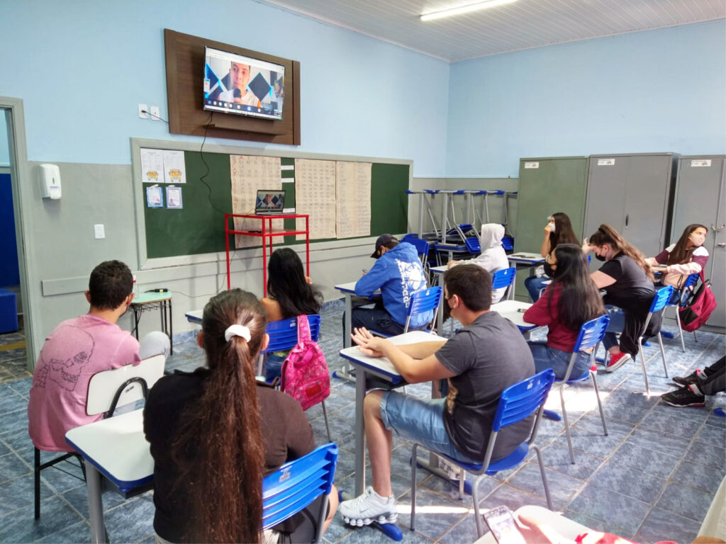 Voluntários da Alcoa levam conhecimento a alunos e professores da Escola Germinal Ferrari, de Divinolândia
