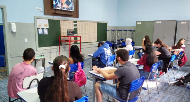 Voluntários da Alcoa levam conhecimento a alunos e professores da Escola Germinal Ferrari, de Divinolândia