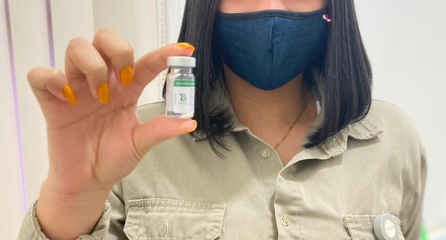 Mina Tucano realiza imunização contra a H1N1