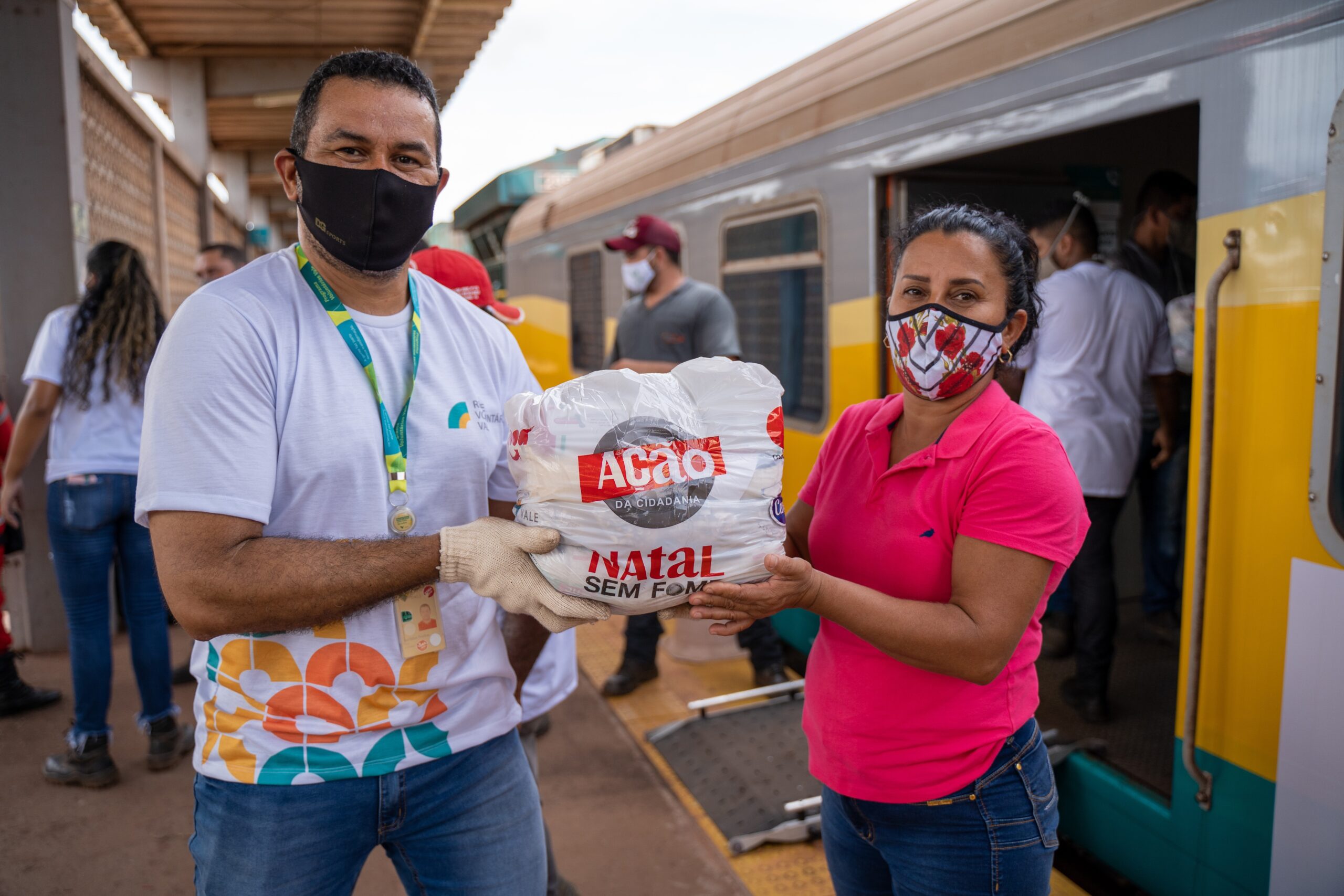 Voluntários da Vale entregam alimentos ao longo da Estada de Ferro Carajás durante campanha Rede Voluntária Vale e Natal Sem Fome 2020. Créditos: Arquivo Vale.