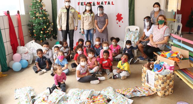 Ação de Natal da Alcoa leva alegria para as crianças do CEI Dona Mariinha