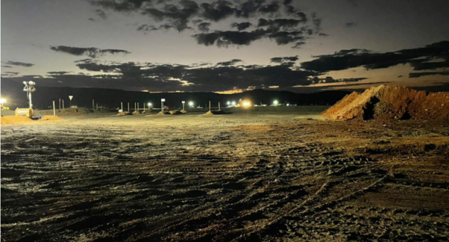 Uso de torres de iluminação com placas de energia solar reduz custo e impacto ambiental na Kinross