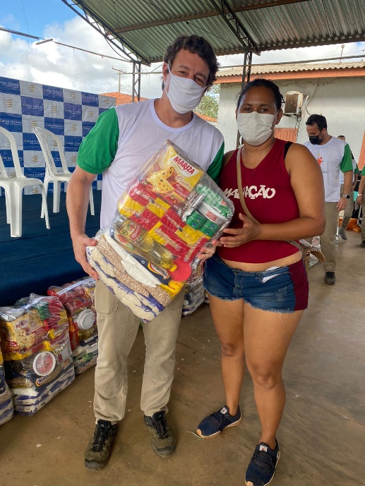 Mina Tucano entrega 1,1 mil cestas básicas em Natal Solidário