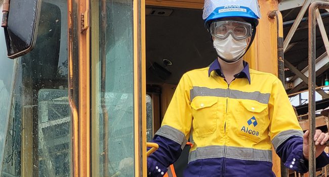 Alcoa Poços de Caldas tem a primeira mulher instrutora de equipamentos pesados