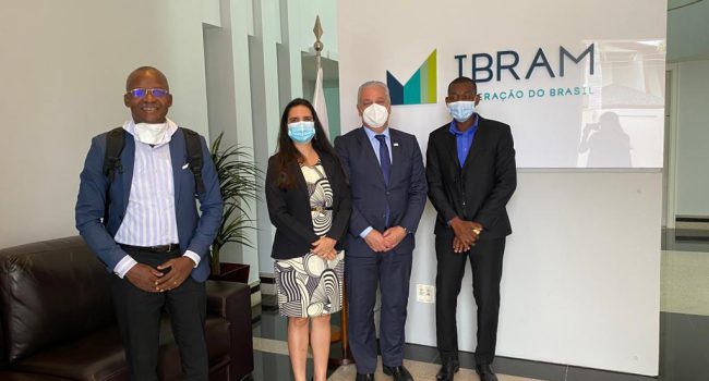 IBRAM recebe Comitiva de Angola e discutem processos de digitalização de requerimentos minerários