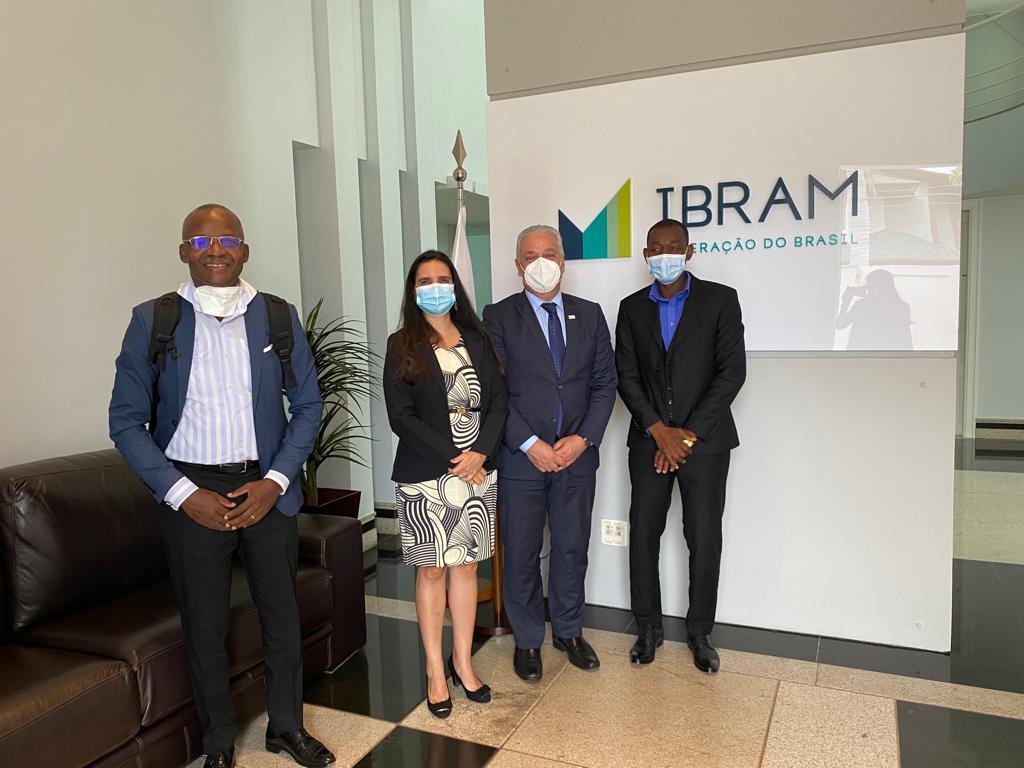 IBRAM recebe Comitiva de Angola e discutem processos de digitalização de requerimentos minerários