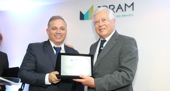 IBRAM homenageia ex-dirigentes Wilson Brumer e Flávio Penido