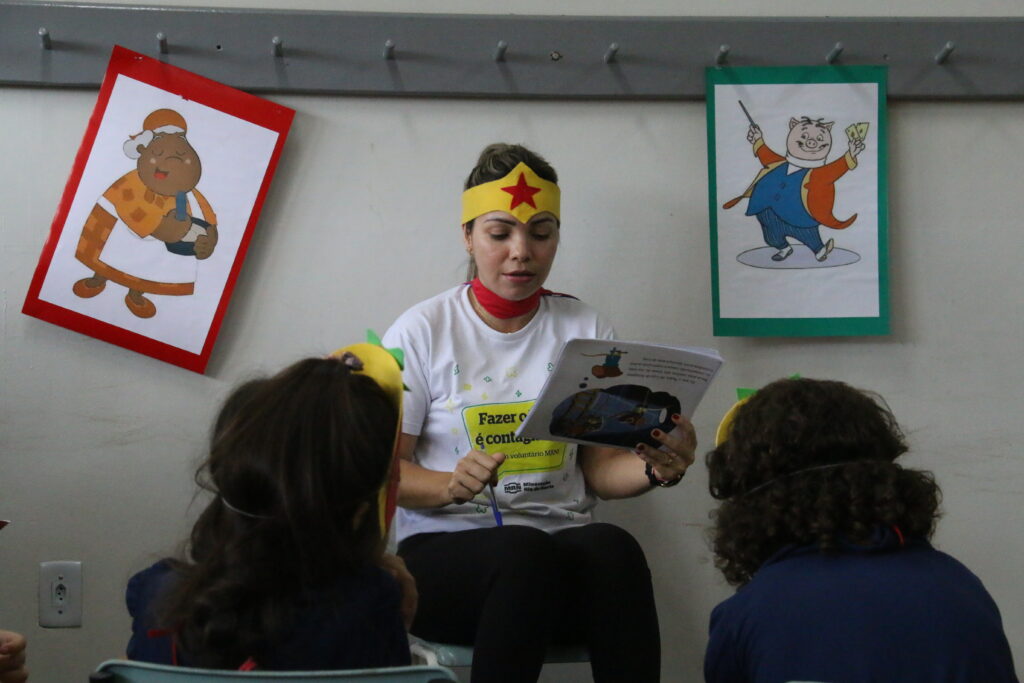 Voluntários levam literatura e atividades lúdicas para crianças em Porto Trombetas