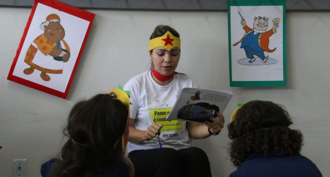 Voluntários levam literatura para crianças em Porto Trombetas