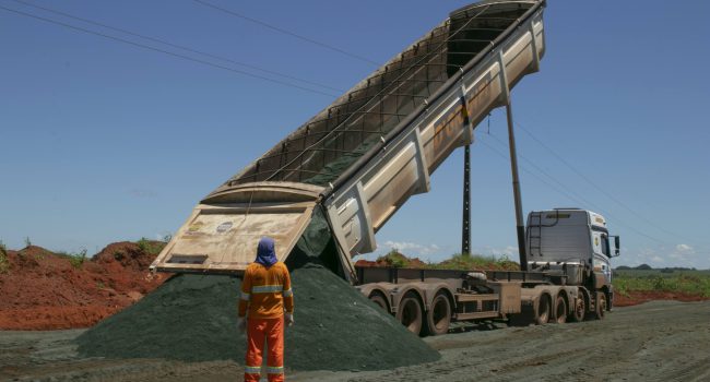 Anglo American fornece escória de ferroníquel como insumo para base de pavimento asfáltico
