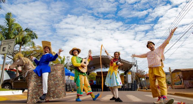 Teatro Móvel Solar estaciona em Mateus Leme para apresentações gratuitas na Praça Benedito Valadares