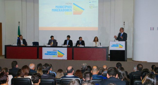 Ministros Adolfo Sachsida e Joaquim Leite premiam municípios mineradores destaques em governança pública
