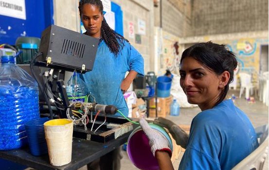 Resíduo plástico da Votorantim Cimentos se transforma em peças de artesanato em Recife (PE)