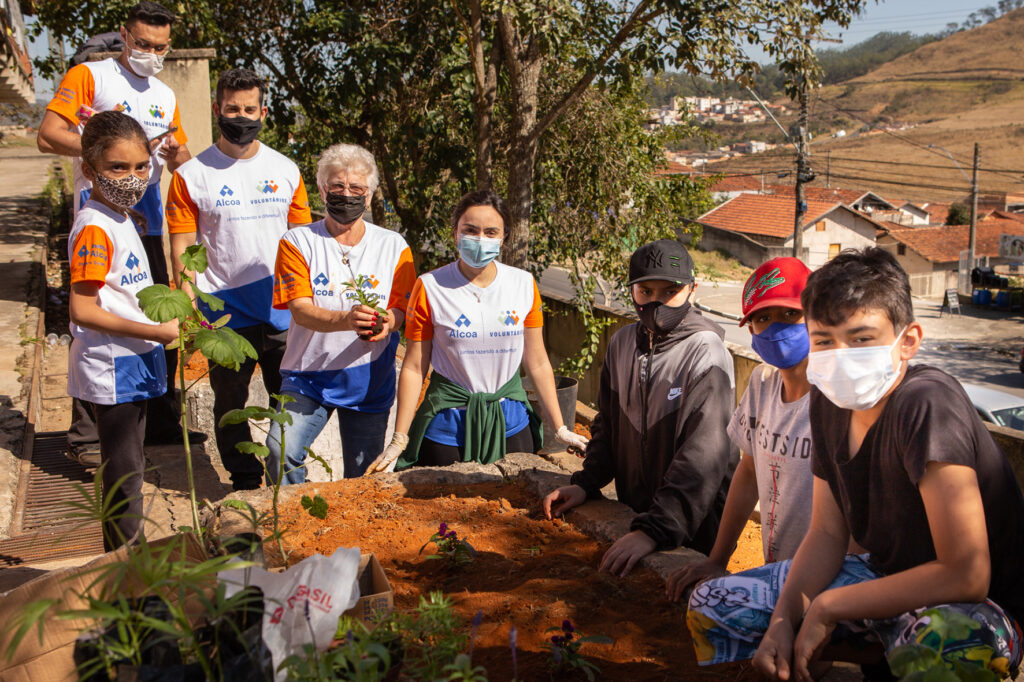 Voluntários da Alcoa Poços de Caldas revitalizam a Escola Vitalina Rossi