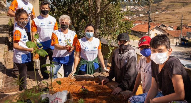 Voluntários da Alcoa Poços de Caldas revitalizam a Escola Vitalina Rossi