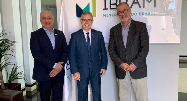 Presidente do IBRAM, Raul Jungmann, recebe deputado federal Joaquim Passarinho na sede do Instituto