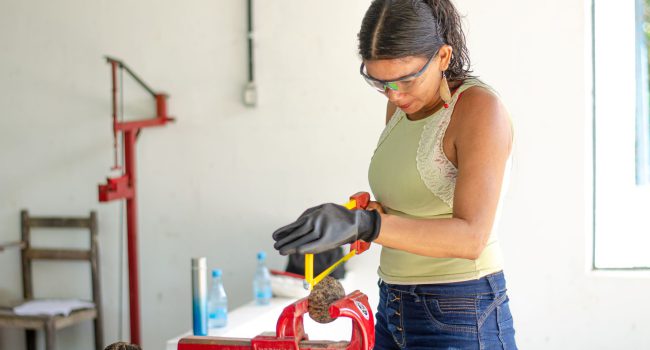 Materiais da natureza são transformados em acessórios e utensílios em oficinas educativas