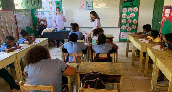 Voluntários levam aulas de inglês para crianças quilombolas de Oriximiná