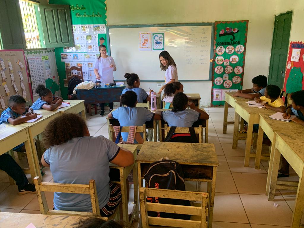 Voluntários levam aulas de inglês para crianças quilombolas de Oriximiná