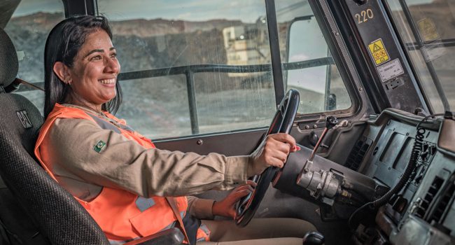 Mais mulheres na mineração: Kinross abre 15 vagas voltadas para Operadoras de Equipamentos Móveis