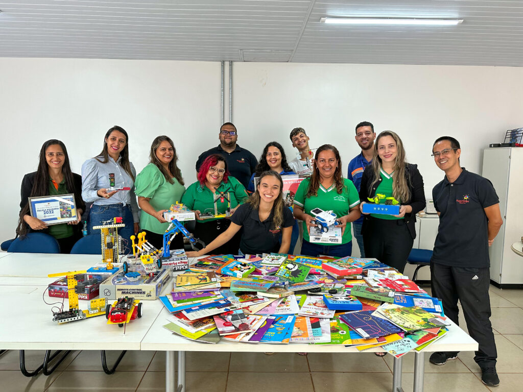 Anglo American e ONG Passatempo Educativo realizam entrega de livros e kits de robótica para escolas de Barro Alto