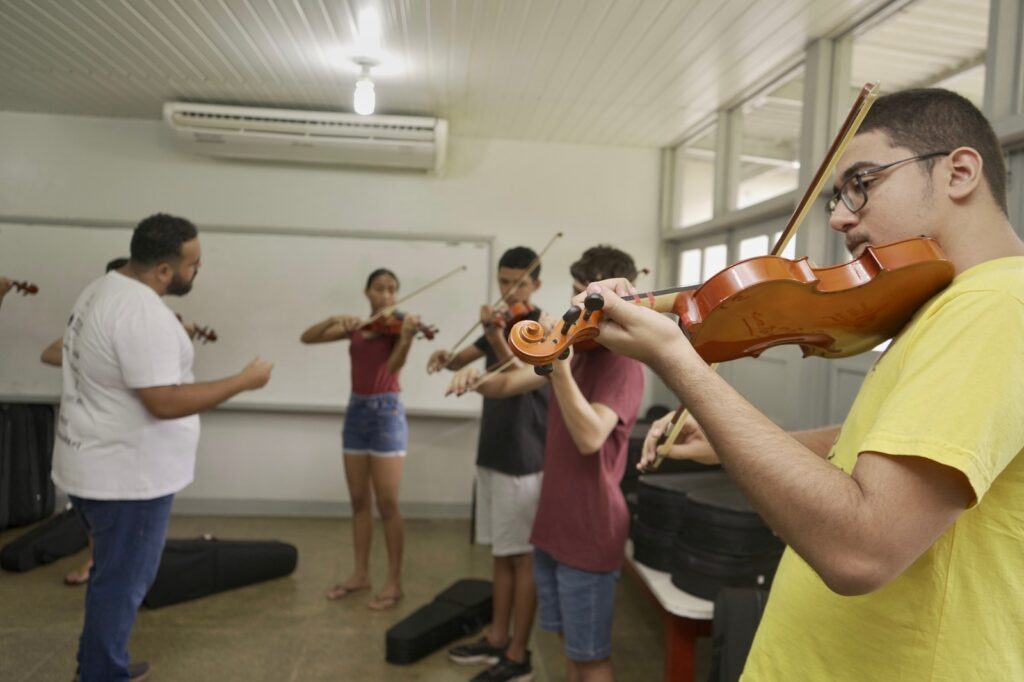 Orquestra leva música clássica para comunidades quilombolas e ribeirinhas, em Oriximiná