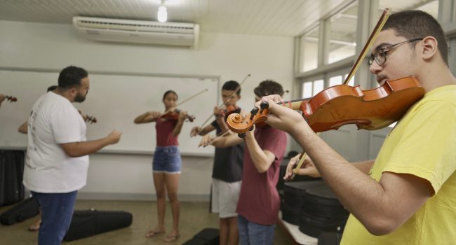 Orquestra leva música clássica para comunidades quilombolas e ribeirinhas, em Oriximiná