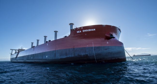 Rio de Janeiro recebe primeiro navio de grande porte equipado com vela rotativas