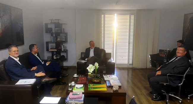 IBRAM recebe dirigentes da GM South America para discutir oferta de minérios para eletrificação de veículos
