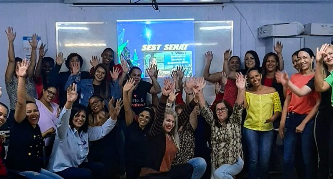 Iniciativa capacita mulheres para atuarem como operadoras de caminhões