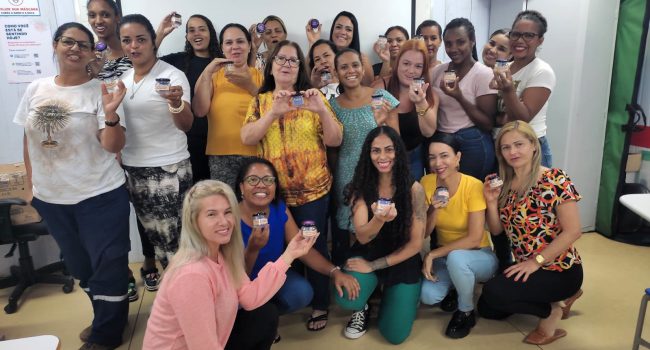 Iniciativa capacita mulheres para atuarem como operadoras de caminhões