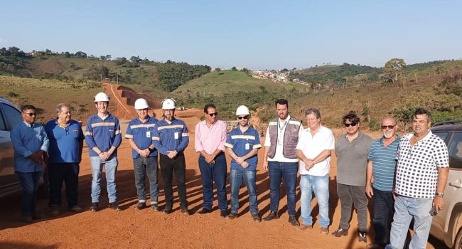 Anglo American, DER-MG e prefeitura acompanham avanço das obras rodoviárias no Serro (MG)