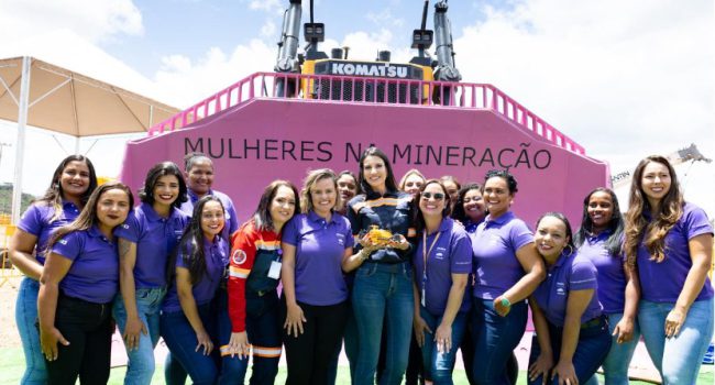 Em parceria com a Anglo American, Komatsu entrega trator montado por time 100% feminino