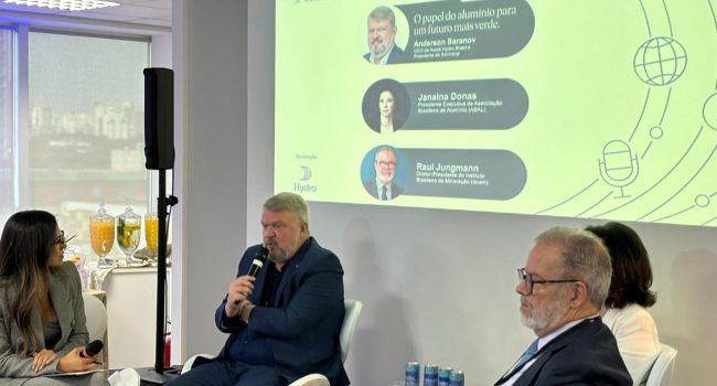 IBRAM reafirma o papel dos minerais críticos e estratégicos para o país em coletiva para imprensa da ABAL e Hydro