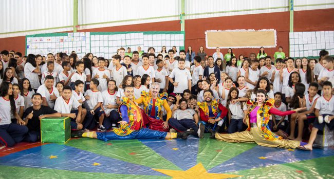 Programa Escola Parceira premia vencedores de concurso com notebooks