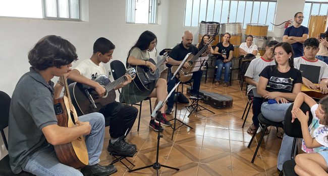 Projeto da Lira São Sebastião leva aprendizado de música a pessoas de todas as idades