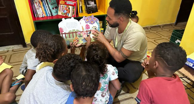 Armário Cultural da BAMIN disponibiliza livros e jogos educativos em lugares públicos de 16 comunidades de Ilhéus