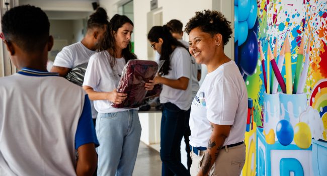Samarco faz a entrega de kit escolar para estudantes de comunidades vizinhas em Minas e no Espírito Santo