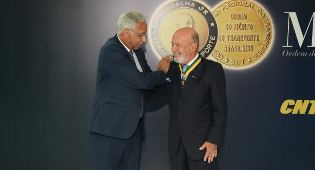 CEO de Ferrovias da BAMIN, Sérgio Leite, recebe a Medalha JK por contribuição ao setor de transporte