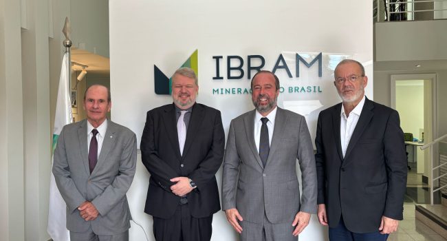 Ministro Alexandre Silveira se reúne no IBRAM, a convite do setor